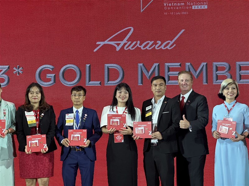 Bà Vũ Thị Lan Phương - Giám đốc Green Xperts Việt Nam vinh dự nhận vinh dự nhận giải Gold Member 3 Sao tại Hội ngộ đỉnh cao 2024 của BNI Việt Nam!